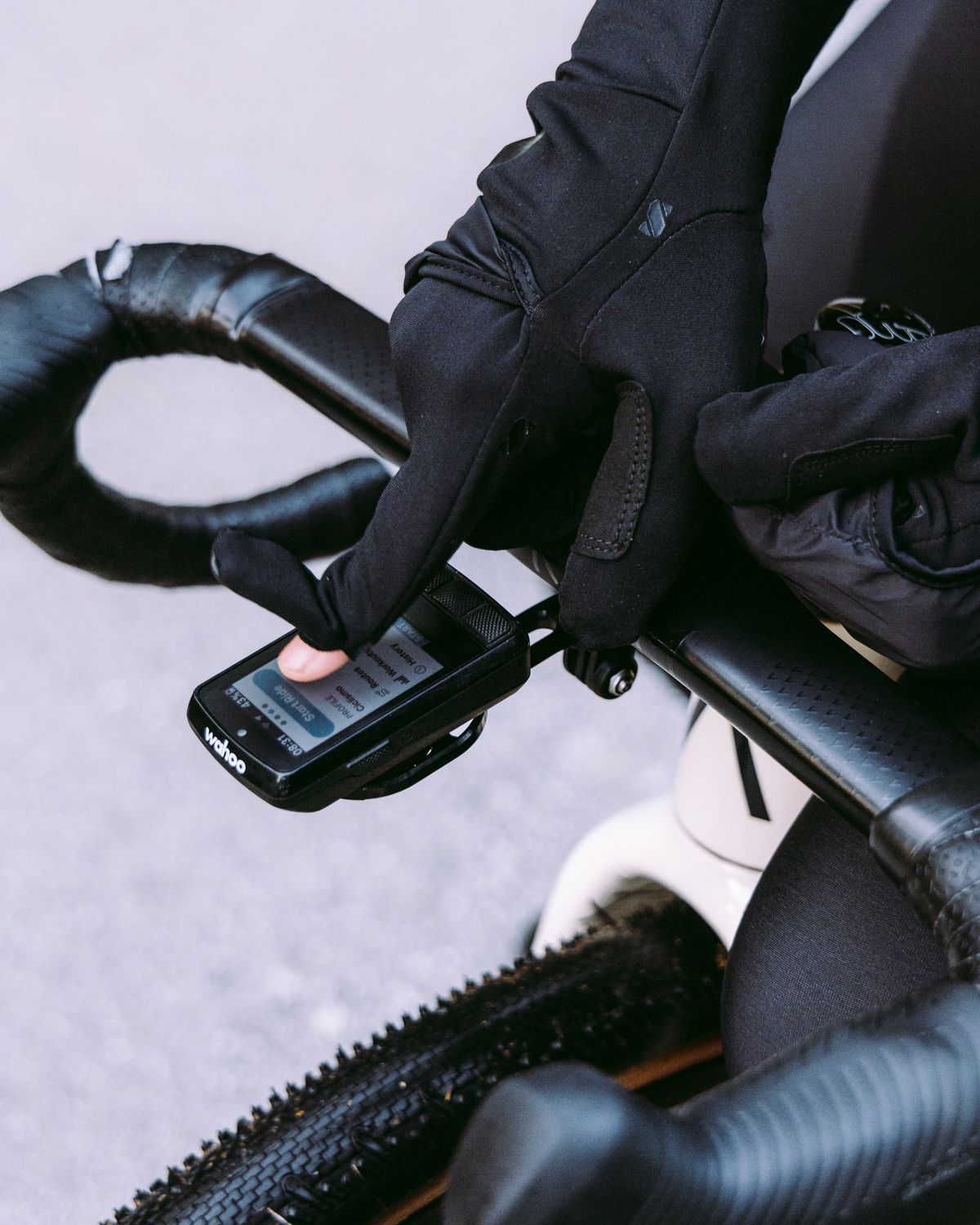 black-wind-block-gloves-accessoires-sockeloen