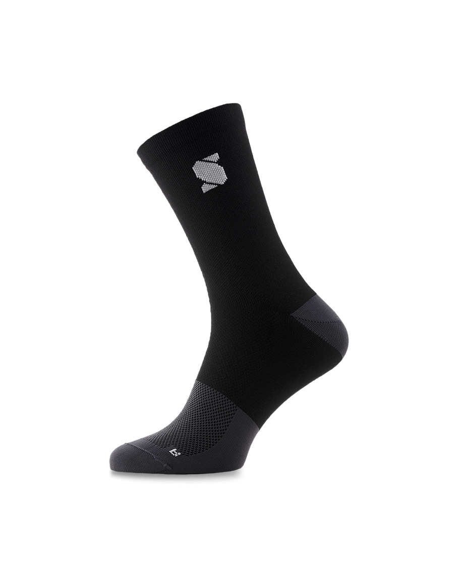 Black-essentials-cycling-socks-sockeloen